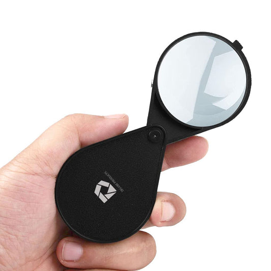 Deluxe Products Lupa de Bolsillo Plegable, diseño Compacto portátil para Viajes, y Lente de Vidrio de 2.5 Pulgadas con Aumento 4X para Leer Impresiones pequeñas y Aficionados, Color Negro, DP-7016