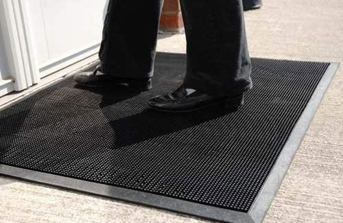 Tapete resistente para entrada al aire libre con punta de hule, Negro, 16" x 24"