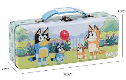 The Tin Box Company - Caja de lápices Bluey con cierre de mango y bisagra, modelo: 479407-12, caja de lápices con asa, 8-3/8 x 3-3/8 x 2-1/4 pulgadas de profundidad con bisagra y cierre