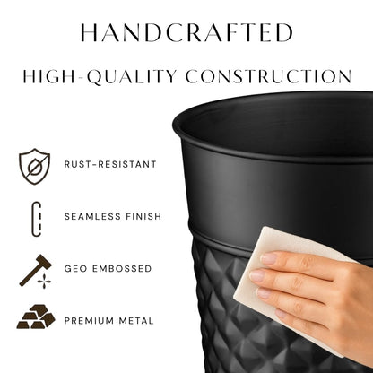 Monarch Abode - cubeta de basura de metal con relieve geométrico hecho a mano para oficina en casa, cesta de basura decorativa, moderno cubeta de basura de baño, duradero y decorativo, cubeta de