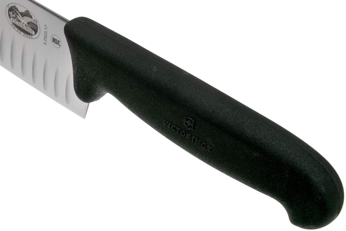 Victorinox 5.2523.17 Fibrox Pro Santoku Cuchillo para cortar de uso general, picar en dados, picar y todo lo demás entre hoja de borde estriado en negro, 6.7 pulgadas