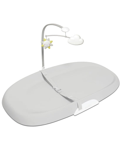 Skip Hop Cambiador De Pañales: Almohadilla De Espuma Acolchada Fácil De Limpiar Con Barra De Juguete Tuck-Away Color Gris