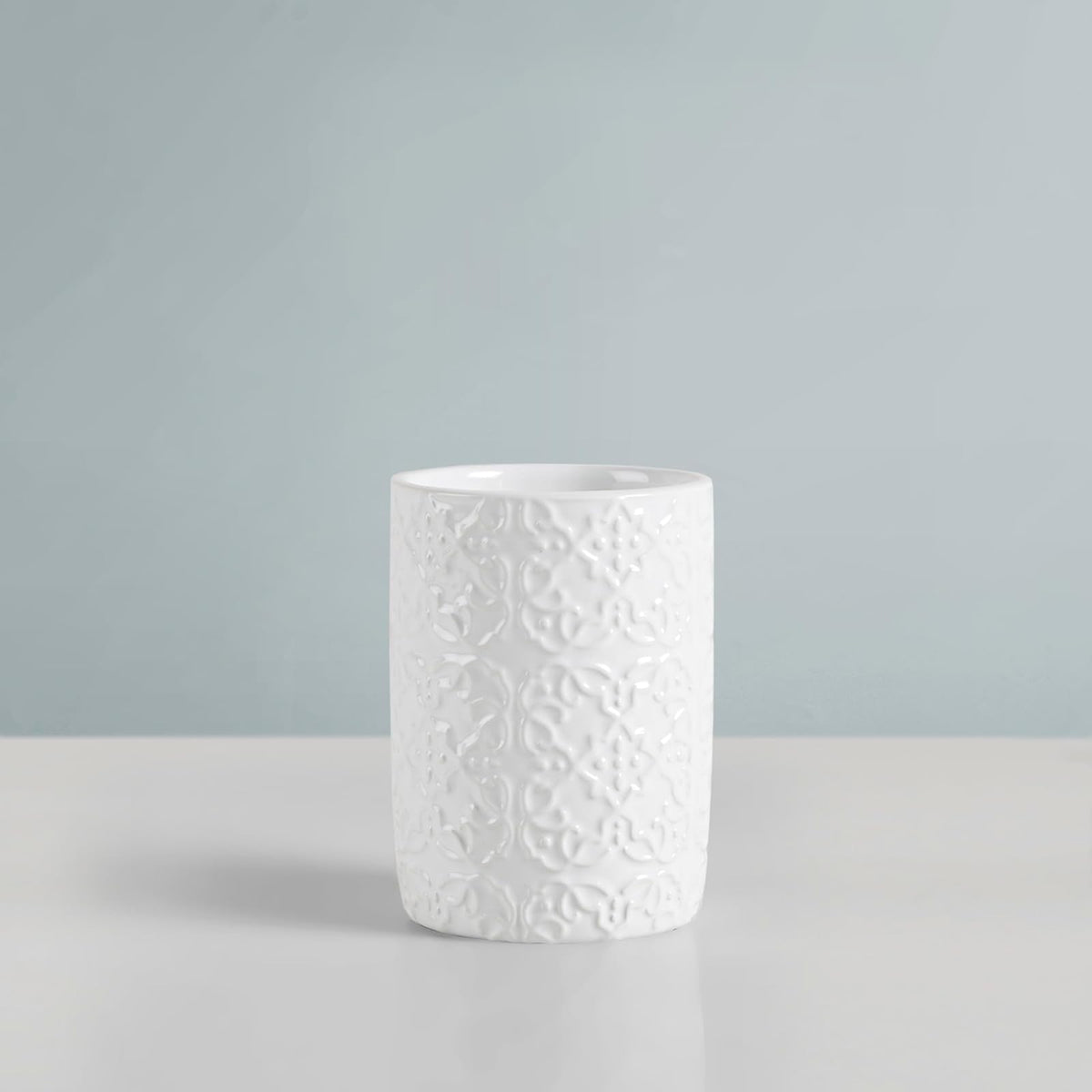 MARTHA STEWART - Juego de Accesorios de baño de cerámica, Organizador de Almacenamiento para decoración de Cambiador, medallón de Damasco en Relieve, dispensador de loción/jabón, Soporte para Cepillo