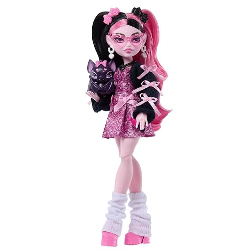 Monster High Muñeca Look Monstruoso Draculaura con Vestido, 7 Accesorios de Moda, Mascota Count Fabulous, para niñas de 4 años en adelante