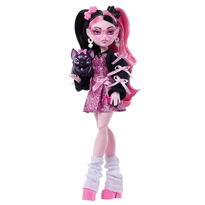 Monster High Muñeca Look Monstruoso Draculaura con Vestido, 7 Accesorios de Moda, Mascota Count Fabulous, para niñas de 4 años en adelante