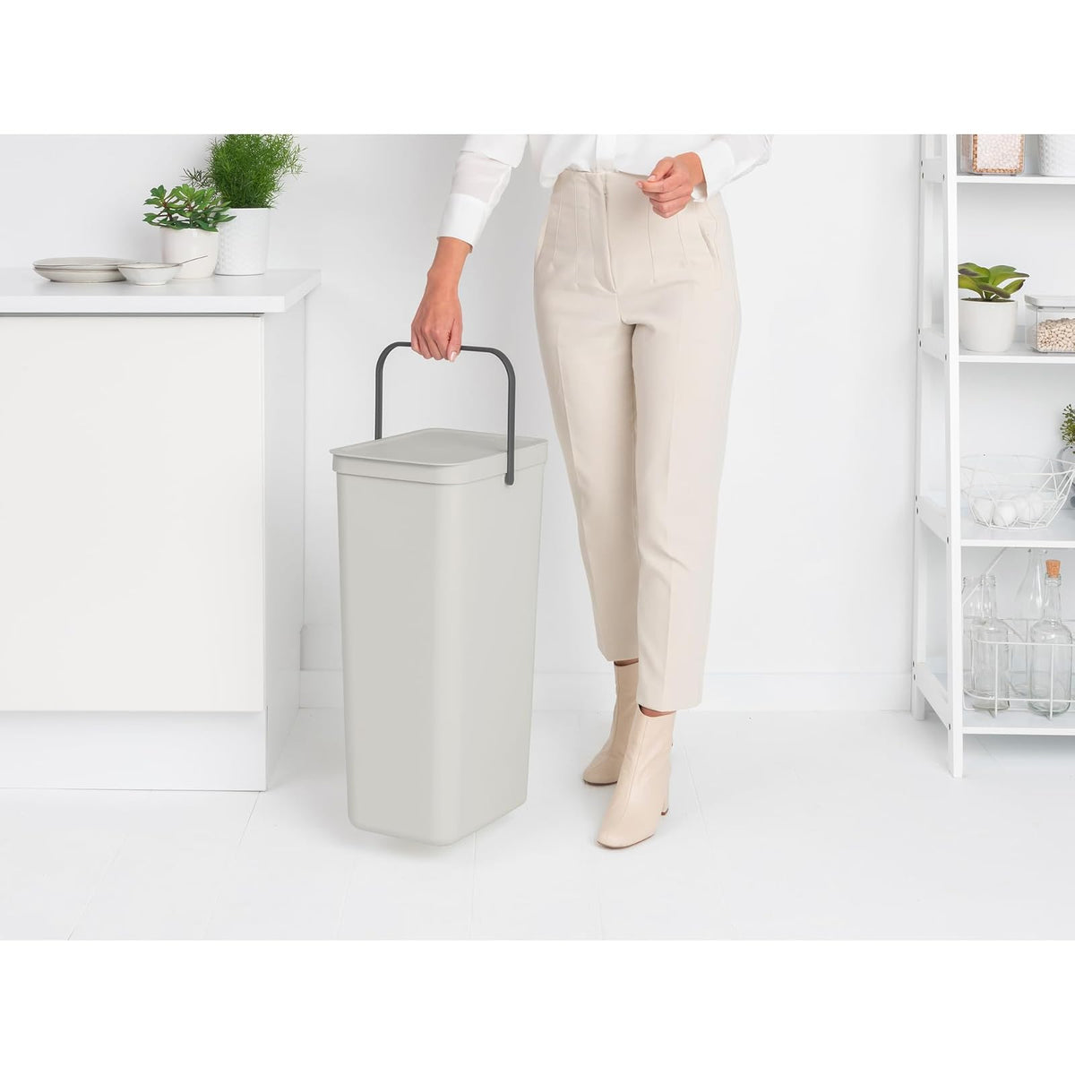 Brabantia - cubeta de basura Sort & Go 40L - cubeta de basura grande para cocina - Tapa abierta - Asa de transporte - Fácil de limpiar - cubeta de basura - cubeta de basura - Gris claro - 27 x 35 x 62 cm