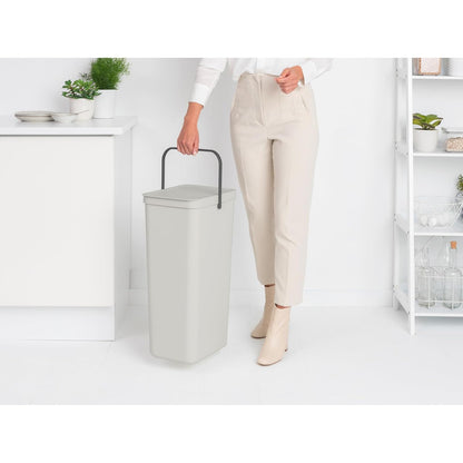 Brabantia - cubeta de basura Sort & Go 40L - cubeta de basura grande para cocina - Tapa abierta - Asa de transporte - Fácil de limpiar - cubeta de basura - cubeta de basura - Gris claro - 27 x 35 x 62 cm