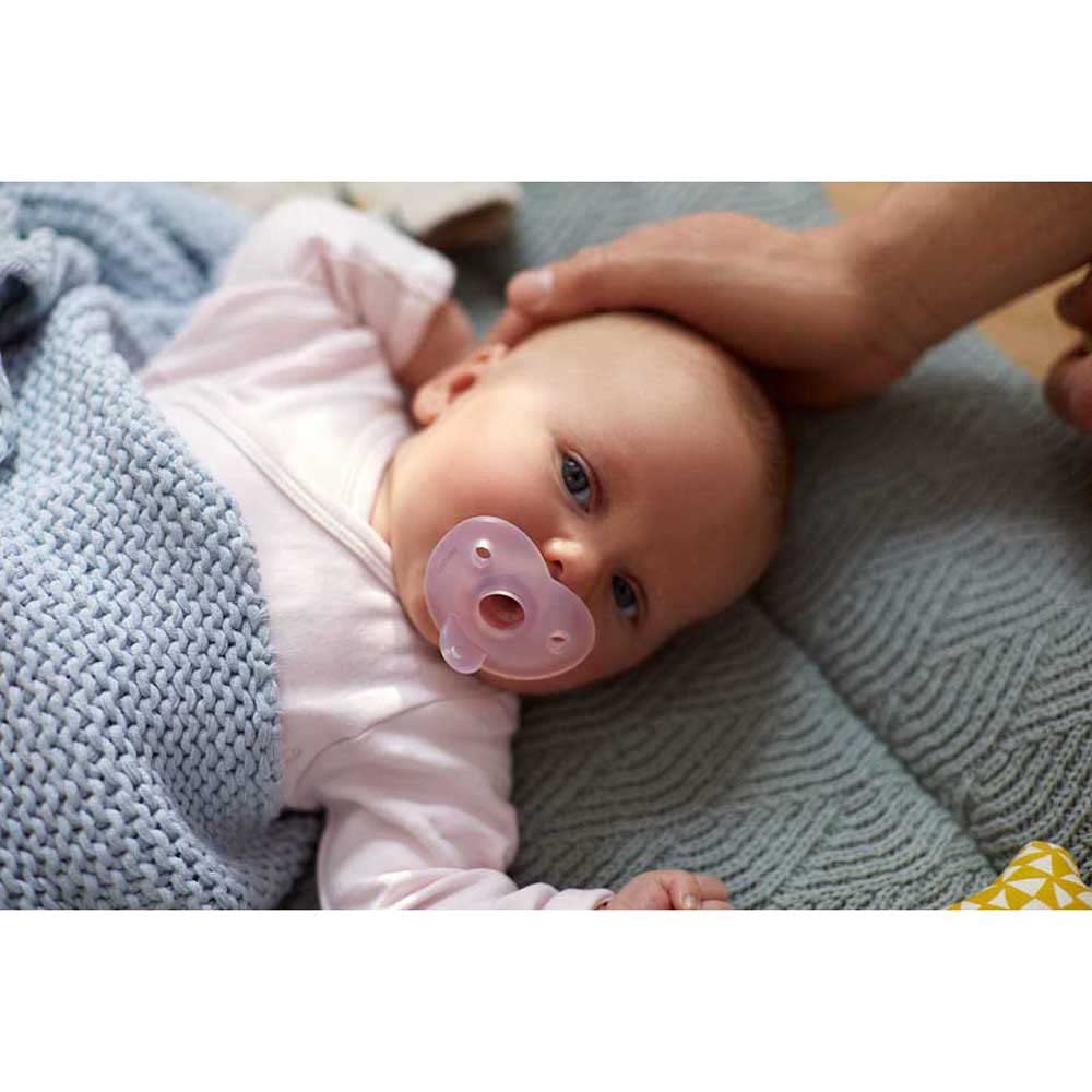 Philips Avent Chupón Soothie Heart Ortodóntico Rosa | Mayor confort para su carita | Silicona grado médico | Forma corazón que evita tocar la nariz | 0-6 m | 2 pz | SCF099/22