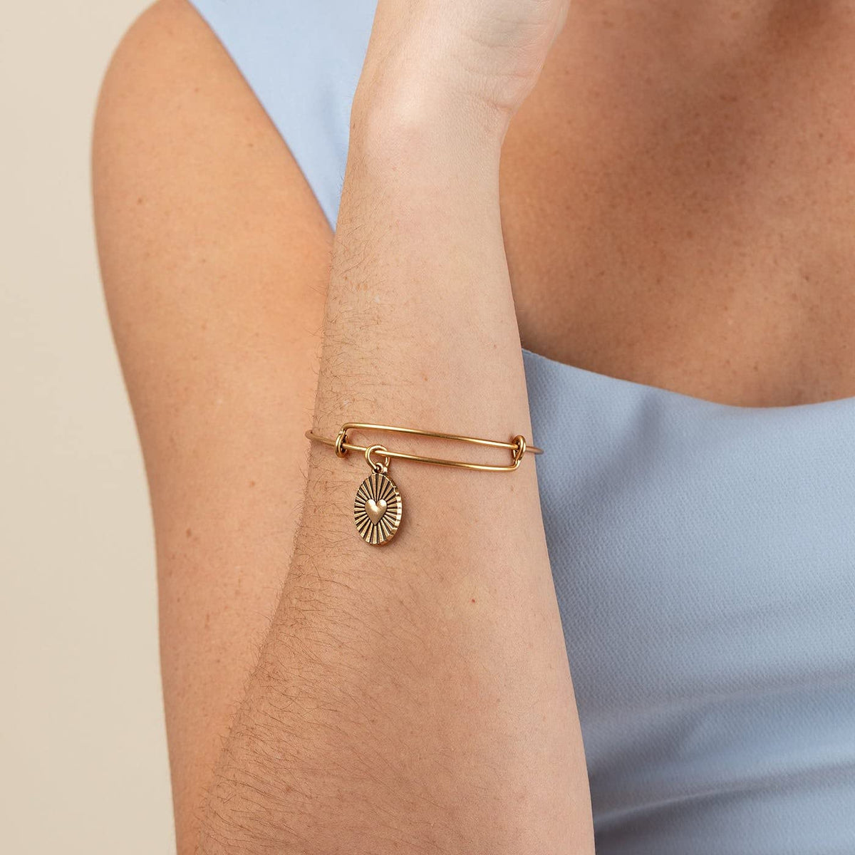 Alex and Ani Path of Symbols - Brazalete expandible para mujer, diseño de corazón en relieve, acabado dorado rafaeliano, 2 a 3.5 pulgadas