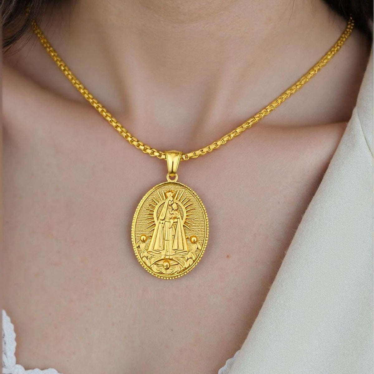 XYPHIELLE Collar de la Virgen María - Collar Dorado para Mujer 18K Bañado en Oro - Regalo Religioso Elegante para Madre Bautismo Comunión - Colgante de Plata con Detalle Minimalista