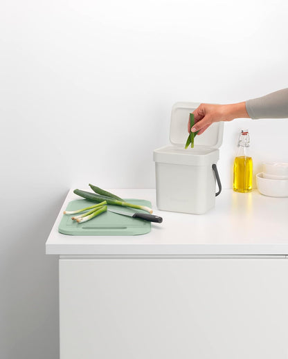 Brabantia Sort & Go - cubeta de basura para alimentos (0.8 gal/gris claro) pequeño para encimera de cocina con mango y tapa extraíble, fácil de limpiar
