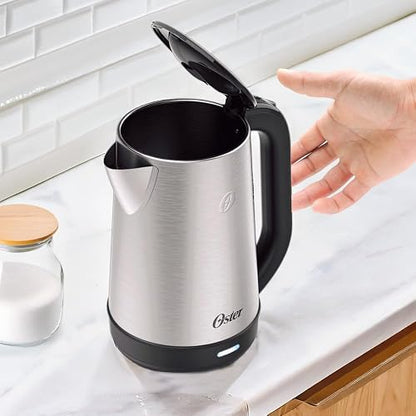 Oster Hervidor Eléctrico de Acero Inoxidable 1200 W con Capacidad de 2 L | Apagado automático, base antideslizante, luz LED, diseño ergonómico y asa que no se calienta,