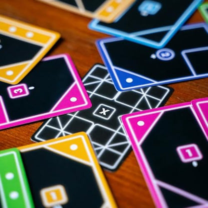 USAopoly TACTA Juego de Cartas, Estrategia Rápida y Divertida para 2 o más Jugadores, Edad Recomendada 8+