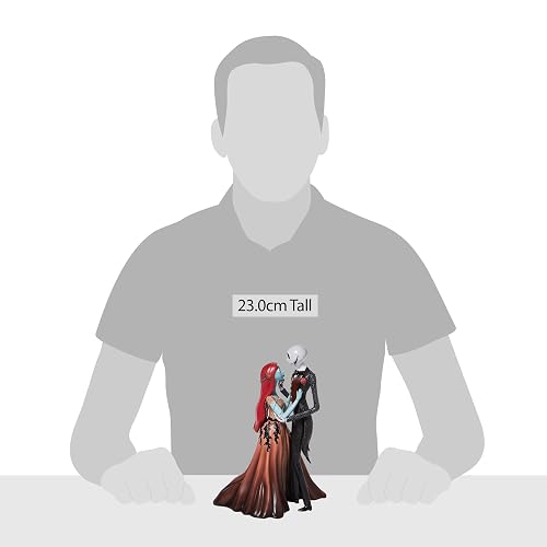 Enesco Disney Showcase Couture de Force The Nightmare Before Christmas Jack and Sally Abrazando Figura de Resina Hecha a Mano Pintada Coleccionable de Halloween, Estatua de decoración del hogar, 9.5