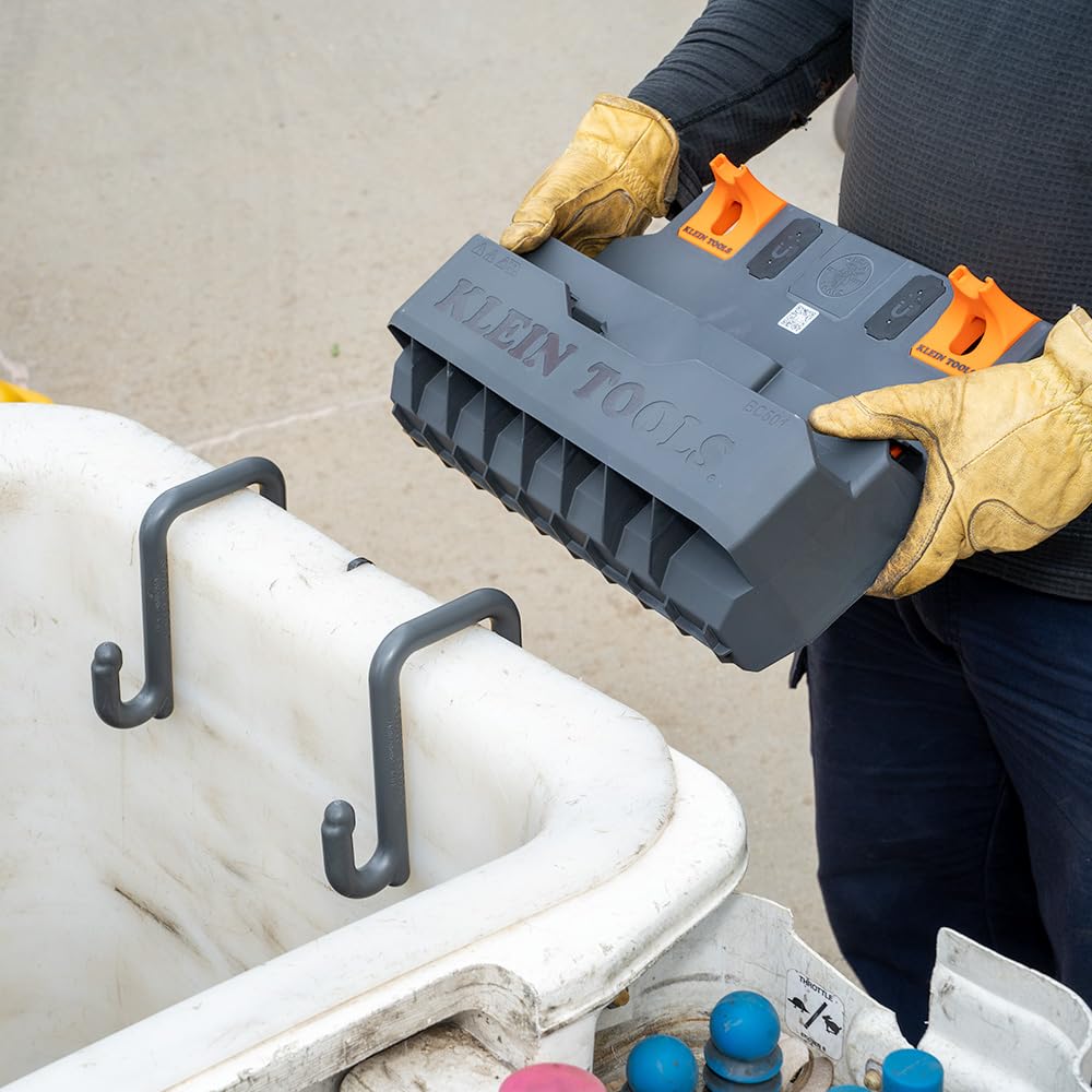 Klein Tools BC311 Lineman S-Hook, fabricado en Estados Unidos, para cubos de utilidad con borde de cubeta de 2 pulgadas, se conecta a todos los módulos de gancho en S del centro de trabajo de cubeta