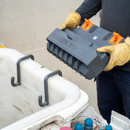 Klein Tools BC311 Lineman S-Hook, fabricado en Estados Unidos, para cubos de utilidad con borde de cubeta de 2 pulgadas, se conecta a todos los módulos de gancho en S del centro de trabajo de cubeta