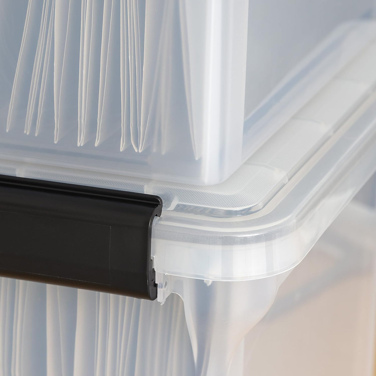 IRIS USA Caja WeatherPro para Archivos Carta/Oficio, 32 Qt, 4 Pzas | Protege documentos importantes con resistencia al agua, broches seguros y diseño apilable para hogar u oficina