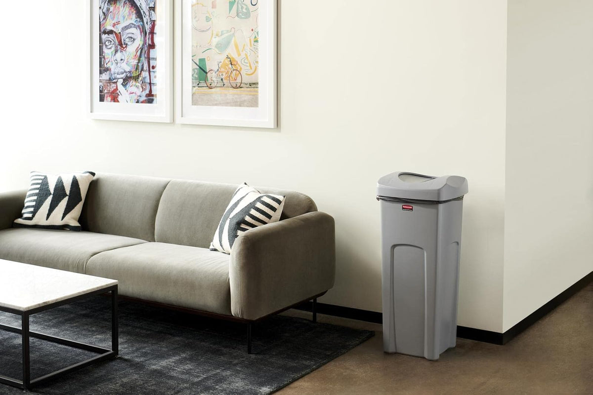 Rubbermaid Commercial Products Untouchable® – Contenedor Cuadrado con Tapa Abatible sin Contacto, Bote con Canales de Ventilación para una Fácil Extracción de Bolsas, Capacidad de 87 L, Gris 2143862