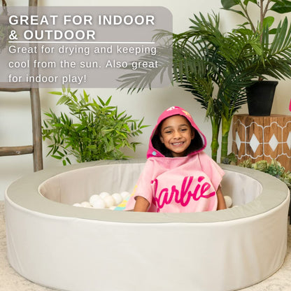 Franco Barbie - Poncho de Toalla con Capucha para niños, Playa, Piscina, baño, Campamento, 24 x 22 Pulgadas, Cubierta de algodón Absorbente, (Producto 100% Oficial de Barbie), Talla L