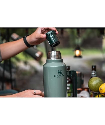 Stanley Classic - Botella de boca ancha aislada al aspiradora, color plateado martillo, termo de acero inoxidable 18/8, sin BPA, para bebidas frías y calientes, 2 cuartos de galón