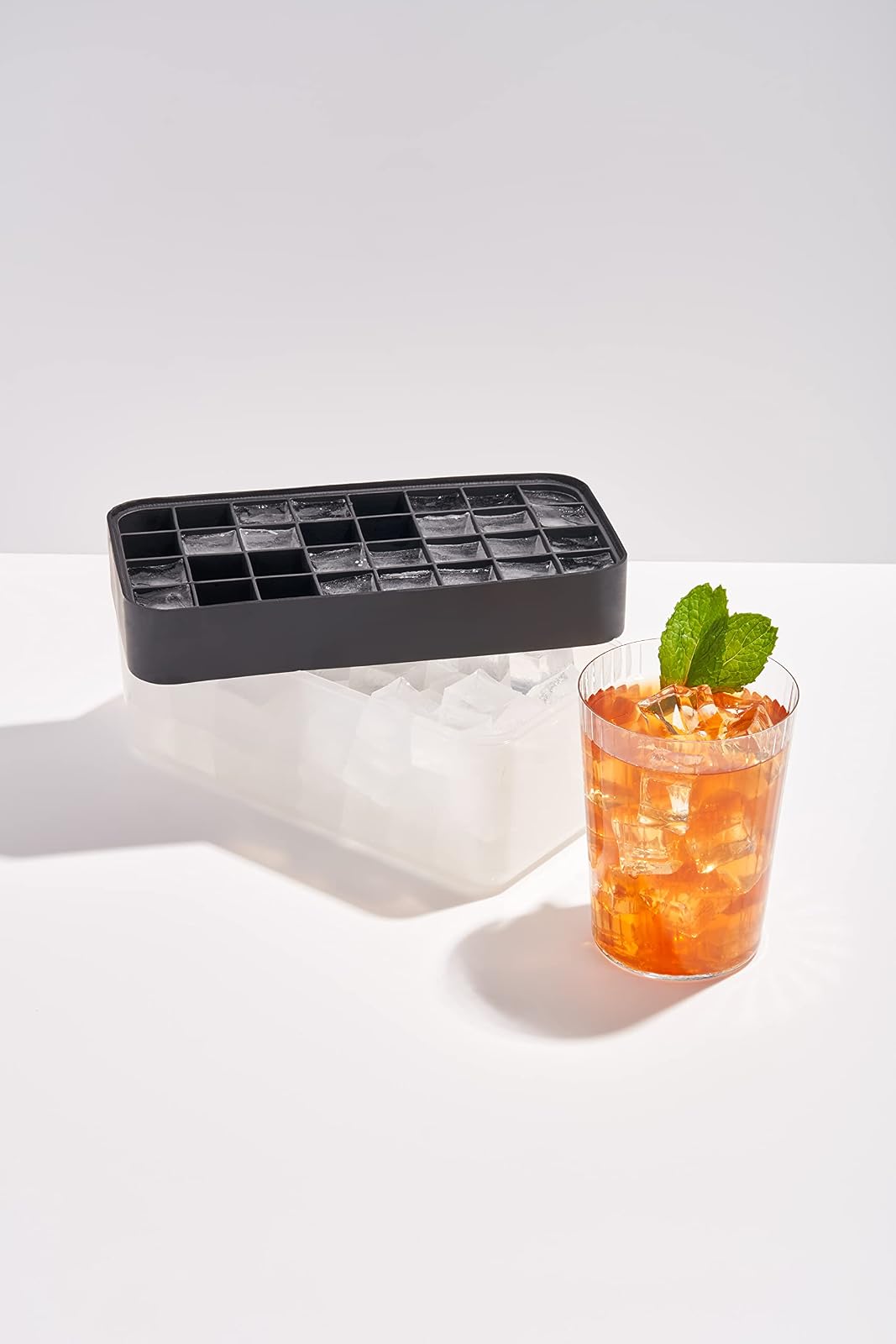 W&P - Bandeja de silicona para cubitos de hielo con tapa, capacidad para 96 cubos, diseño apilable que ahorra espacio, apto para lavaplatos, carbón vegetal