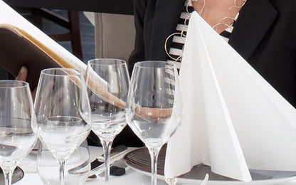 Tork Servilletas de Papel Premium LinStyle Sensación Tela – Servilleta Desechable Elegante para Mesa Restaurante y Eventos, 19.5x19.5 cm, Blanca – 12 Paquetes x 50 Piezas (600 Piezas)
