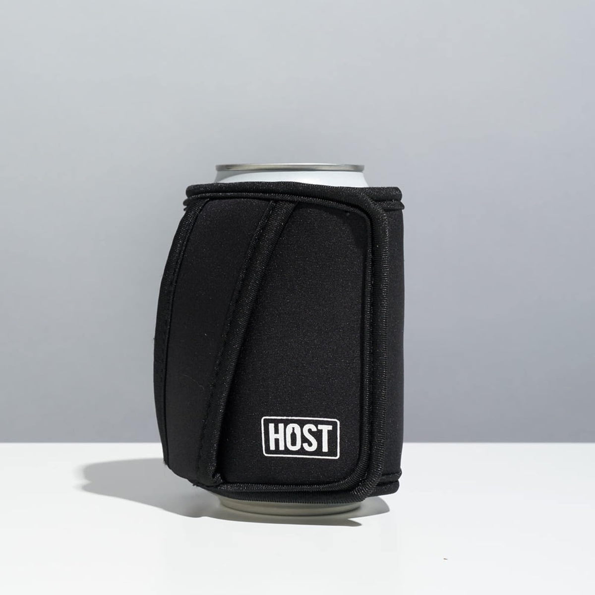 Host Insta-Chill - Enfriador de latas de gel y bolsa de hielo flexible para latas regulares de 12 onzas, color negro