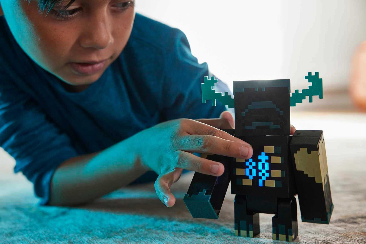 Mattel, Minecraft Vanilla Figura de Acción Warden 3.25'' con 2 Modos de luz y Sonido para niños de 6 años en adelante