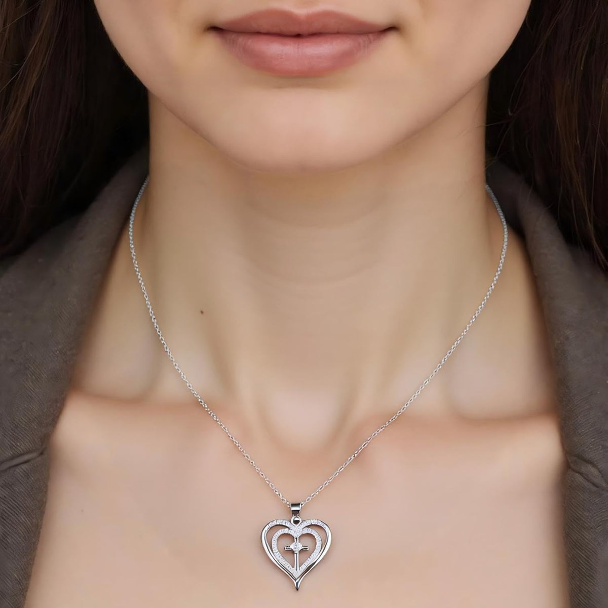 XYPHIELLE Collar para Mujer de Corazón y Cruz con Circonitas - Un Regalo Elegante e Ideal
