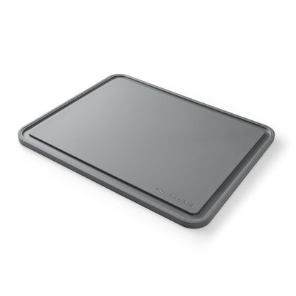 KitchenAid - Tabla de cortar de plástico clásica con zanja perimetral y bordes antideslizantes, apta para lavaplatos, 11 x 14 pulgadas, color gris