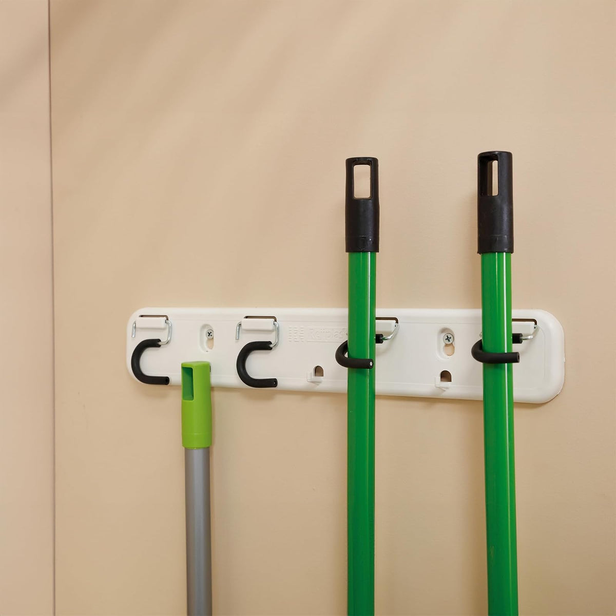 Soporte de Escobas y Trapeadores de Plástico Inyectado, Organizador de Pared para Herramientas de Limpieza, Resistente a la Humedad, Blanco, Fácil de Instalar