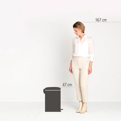 BRABANTIA | Bote de Basura NewIcon con Pedal | 20 L (5.3 Gal) | Acero y Plástico | Cierre Suave y Antiodor | Ideal para Cocina o Baño | Color: Blanco | Mod. 111846