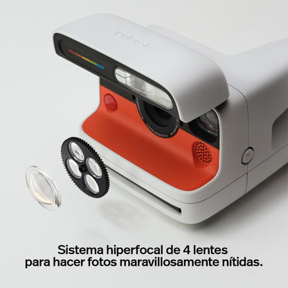 Polaroid - Cámara instantánea con Tapa + Paquete de película a Color (16 Fotos Incluidas) - Blanco (6652) - Sistema hiperfocal de 4 Lentes, Enfoque automático de Sonar y análisis de sentencias con