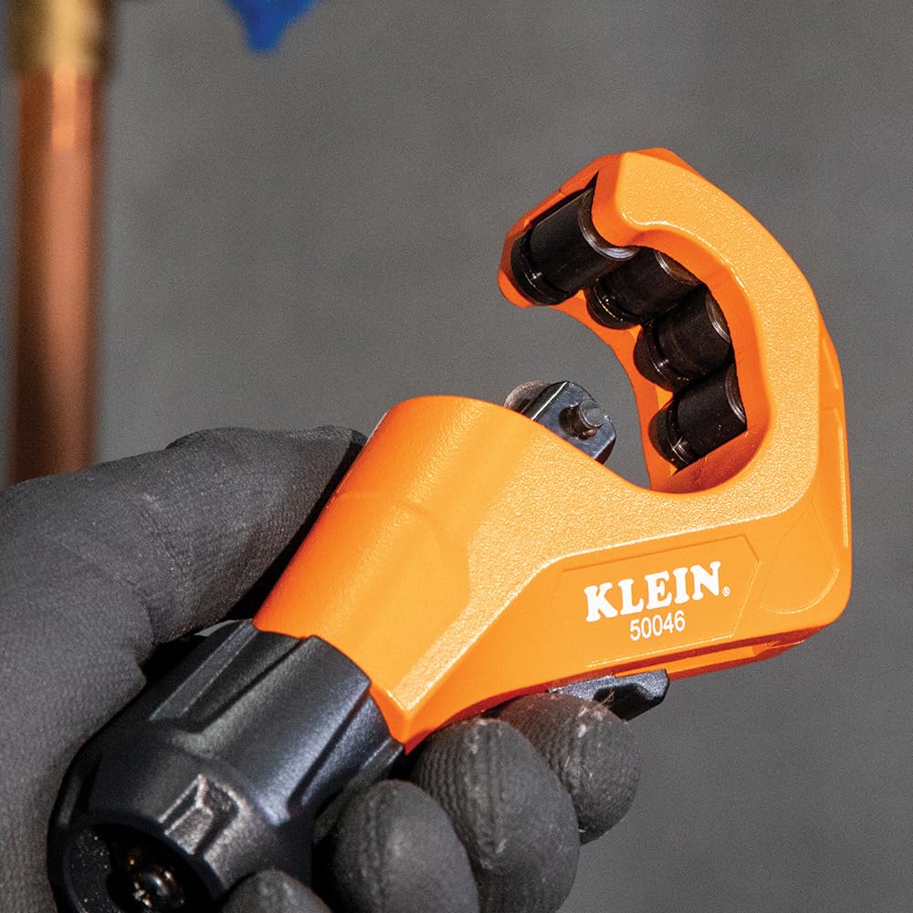 Klein Tools 50046 Cortador de Tubos de Oscilación Constante para Cobre y Aluminio, 1/8 a 1 3/8 Pulgadas D.E. con Herramienta de Desbarbado y Cuchilla de Repuesto