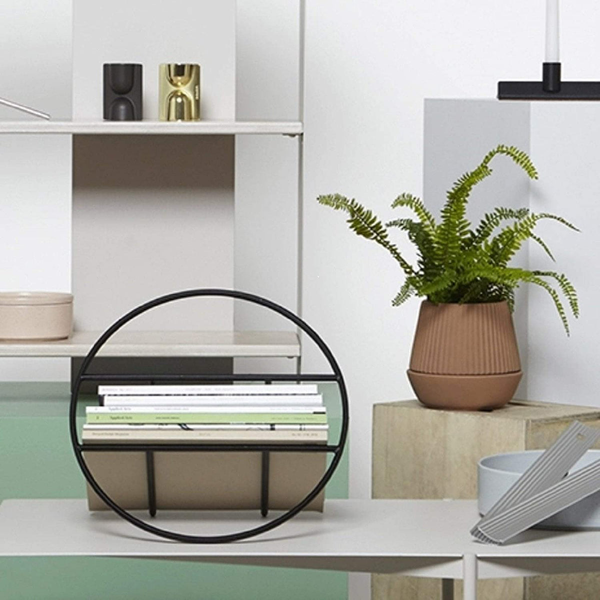 Umbra | Revistero Moderno Shift de Metal, Negro