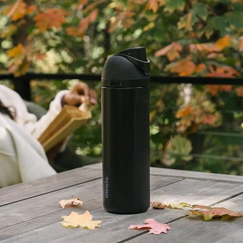 Owala FreeSip Botella de acero inoxidable aislada con popote, botella de agua deportiva libre de BPA, ideal para viajar, 40 oz, Muy, Muy Oscuro