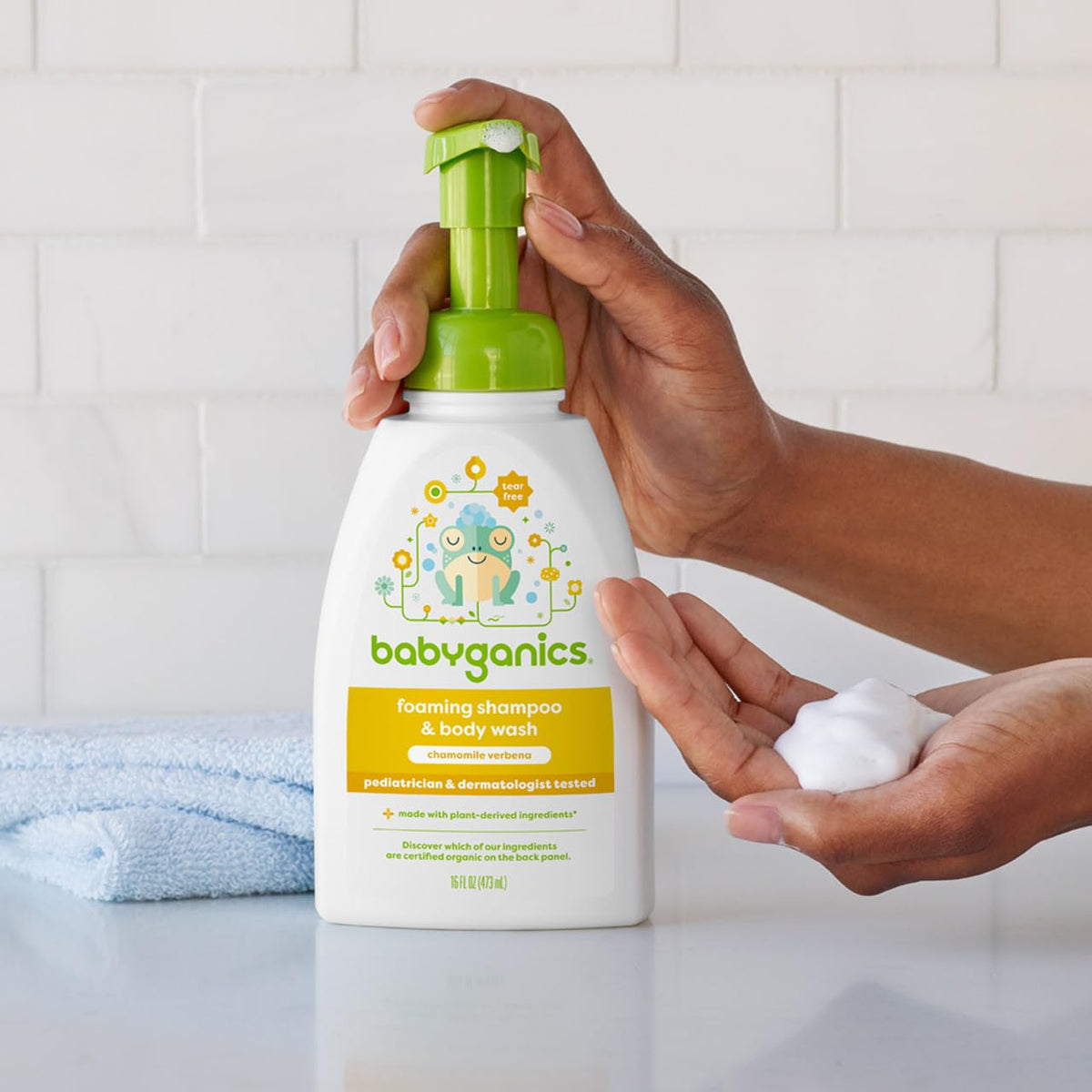 Shampoo y Gel de Baño 2 en 1 en Espuma 473 ml | Aroma Manzanilla y Verbena | Sin Lágrimas | Hipoalergénico | Sin Fragancias Artificiales | Apto para Bebés y Piel Sensible