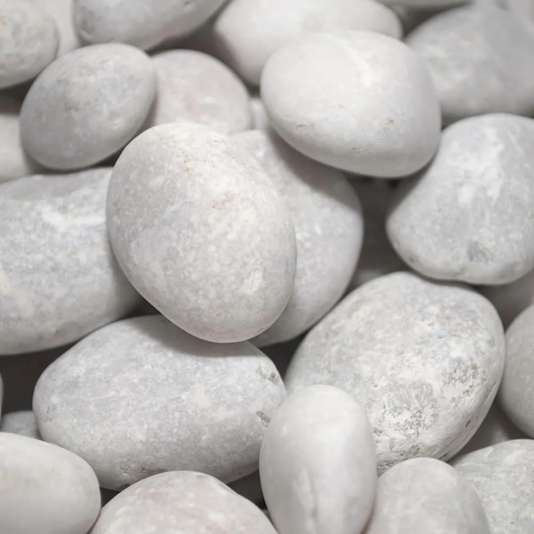 Pisumma | Piedra Bola Blanca Decorativa para Jardín 20 kg (2”–4”) | Piedra Natural para Paisajismo, Senderos y Macetas | Mejora Drenaje, Controla Malezas y Aporta Luminosidad
