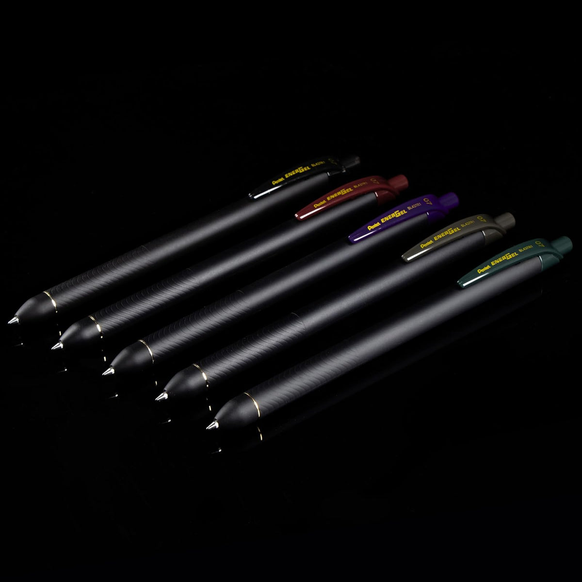 Pentel EnerGel Kuro - Bolígrafo retráctil de gel líquido, tonos de negro, punta de 0,7 mm, tinta negra surtida, paquete de 5 bolígrafos ()