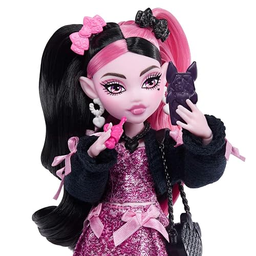 Monster High Muñeca Look Monstruoso Draculaura con Vestido, 7 Accesorios de Moda, Mascota Count Fabulous, para niñas de 4 años en adelante