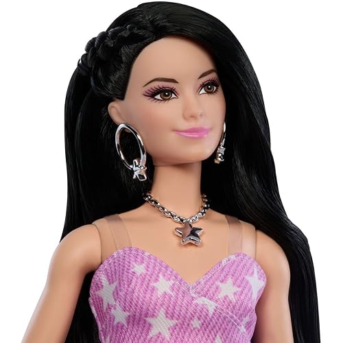 Barbie Fashionista Deluxe Style Muñeca con Vestido Rosa y Pelo Suelto, Accesorios de Moda y Cuerpo articulado, para niñas de 4 años en adelante