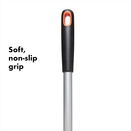OXO Good Grips Cepillo fregador para la tina y azulejos, expandible | Limpiador de pared de baño, mango ajustable, alcance extendido, cabezal de cerdas angulares, lechada, azulejo, esquinas