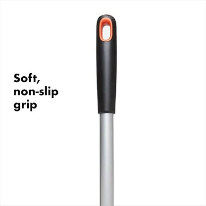 OXO Good Grips Cepillo fregador para la tina y azulejos, expandible | Limpiador de pared de baño, mango ajustable, alcance extendido, cabezal de cerdas angulares, lechada, azulejo, esquinas