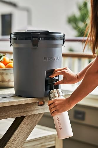 Stanley Quick Flip GO - Botella de agua de 24 onzas, tapa de botón a presión, a prueba de fugas y plegable para viajes y deportes, acero inoxidable aislado, sin BPA, cuarzo rosa