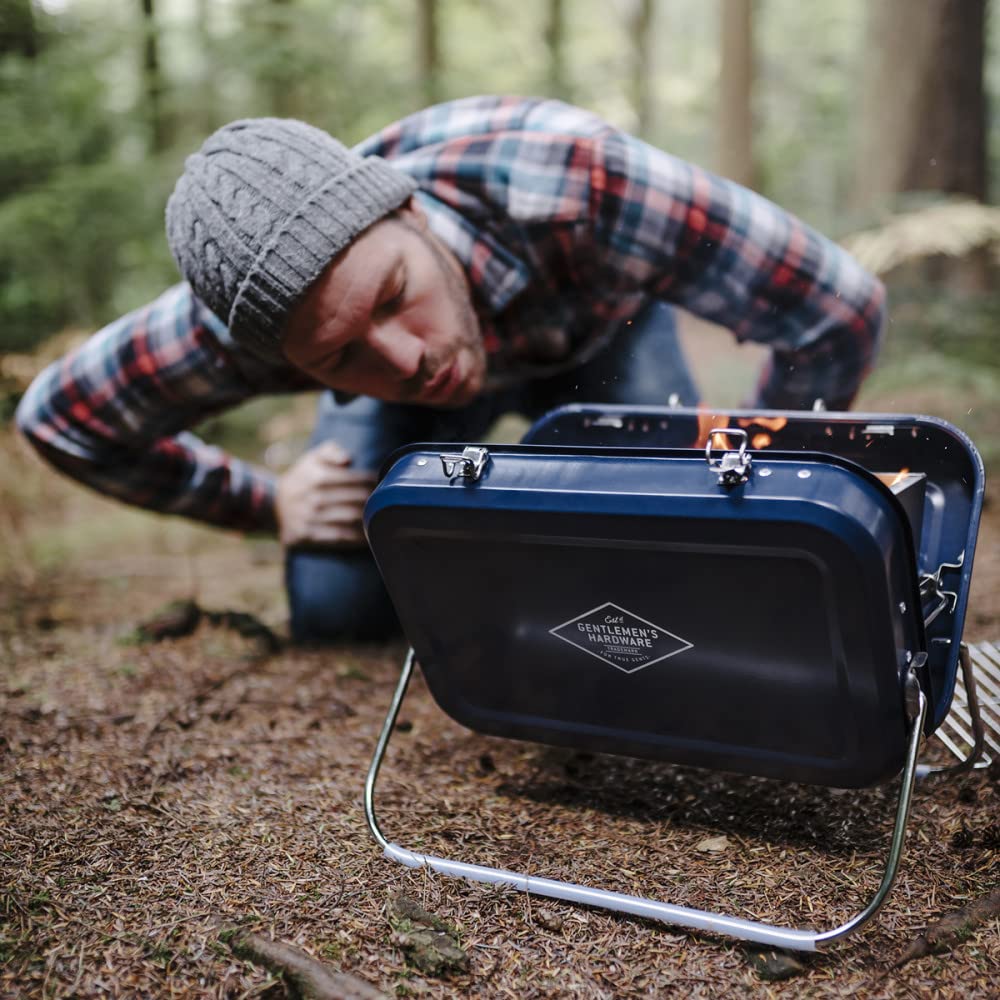 Gentlemen Hardware – Barbacoa de carbón portátil retro con funda de transporte de metal, ligera, para asar sobre la marcha, fácil de montar, duradera, práctica (azul)