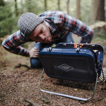 Gentlemen Hardware – Barbacoa de carbón portátil retro con funda de transporte de metal, ligera, para asar sobre la marcha, fácil de montar, duradera, práctica (azul)