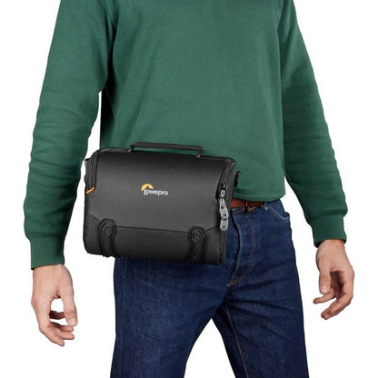 Lowepro Adventura SH 160 III, bolsa de hombro para cámara con correa de hombro ajustable/extraíble, bolsa para cámara sin espejo, compatible con Sony Alpha 7 Series, negro