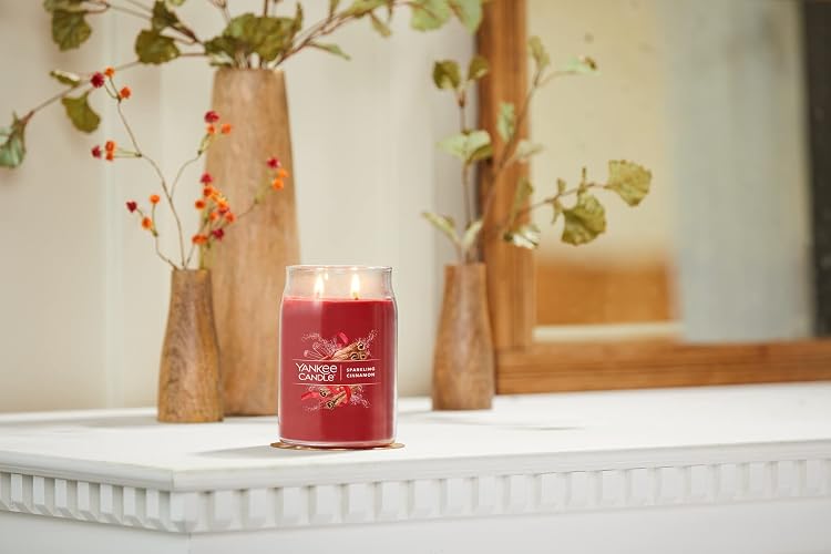 Yankee Candle - Vela de 2 mechas con aroma a canela espumosa, aroma de canela, tarro grande de 20 onzas, más de 60 horas de tiempo de combustión, Navidad | Vela navideña