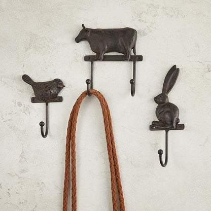 47th & Main Farmhouse - Gancho decorativo de vaca de hierro fundido montado en la pared, 4.5 pulgadas de largo x 1.9 pulgadas de ancho x 4.5 pulgadas de alto, marrón rústico