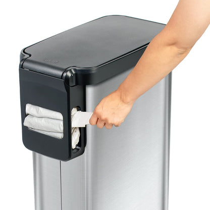 Glad Cubo de basura delgado con protección contra olores Clorox – Cubo de basura de cocina estrecho con tapa de cierre suave, pedal y soporte para rollo de bolsa de basura, acero inoxidable, 45 litro